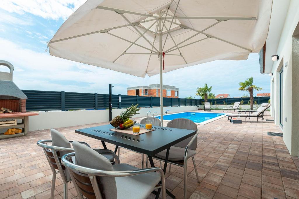 Balkón nebo terasa v ubytování Luxury Villa Rita Regina with heated pool near the sea- by TA Leut Agency