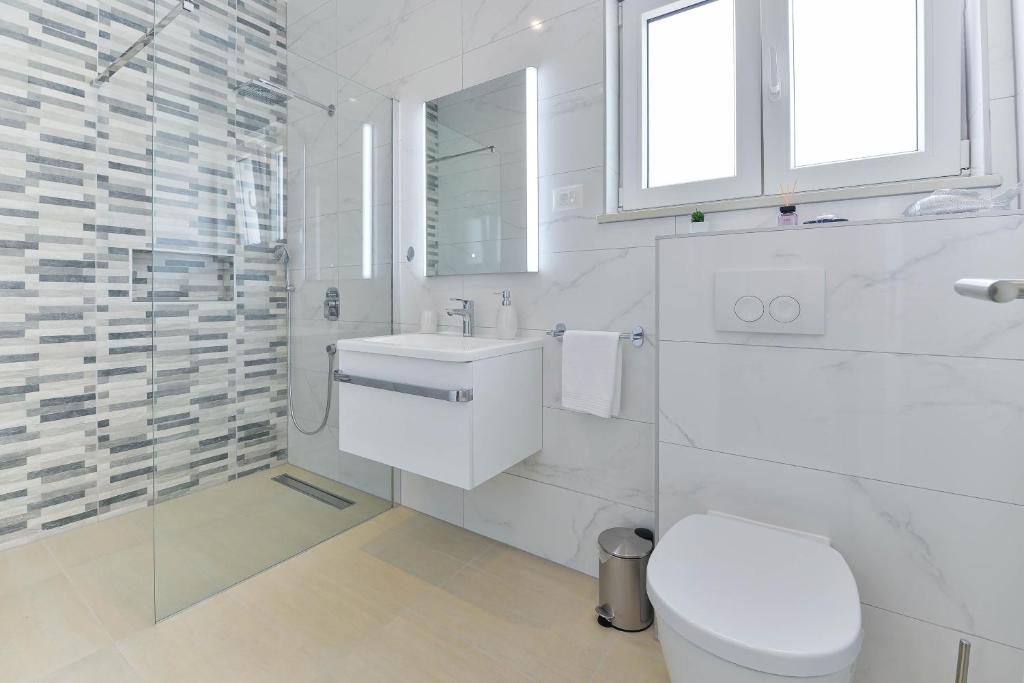 Koupelna v ubytování Luxury Villa Rita Regina with heated pool near the sea- by TA Leut Agency