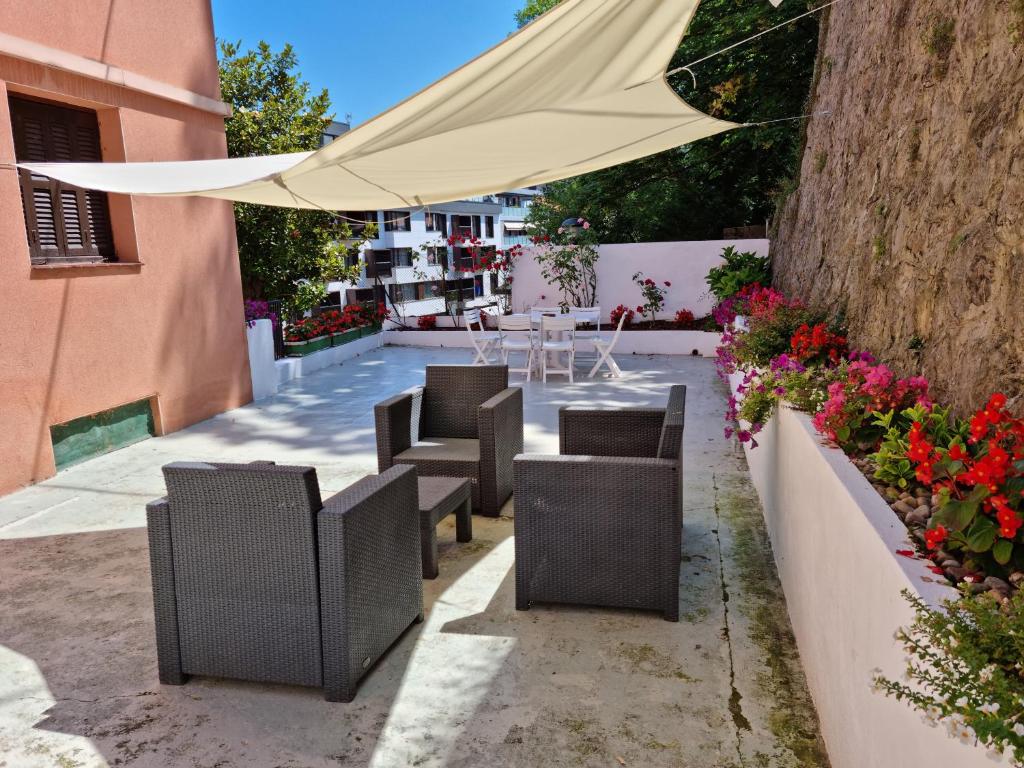 een patio met stoelen en een tafel en een parasol bij Easo Terrace Apartment free private parking and air conditioning in San Sebastian