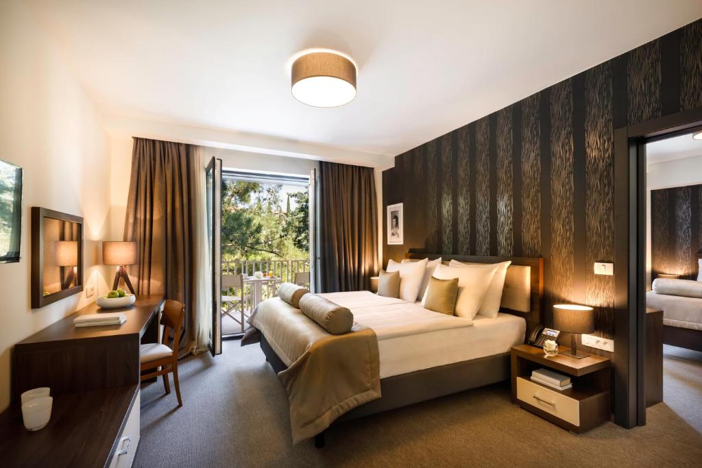 Een bed of bedden in een kamer bij Remisens BEL MORETTO - Hotel Metropol Annexe