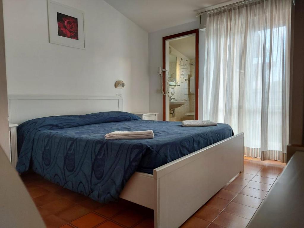 A bed or beds in a room at Hotel Brezza