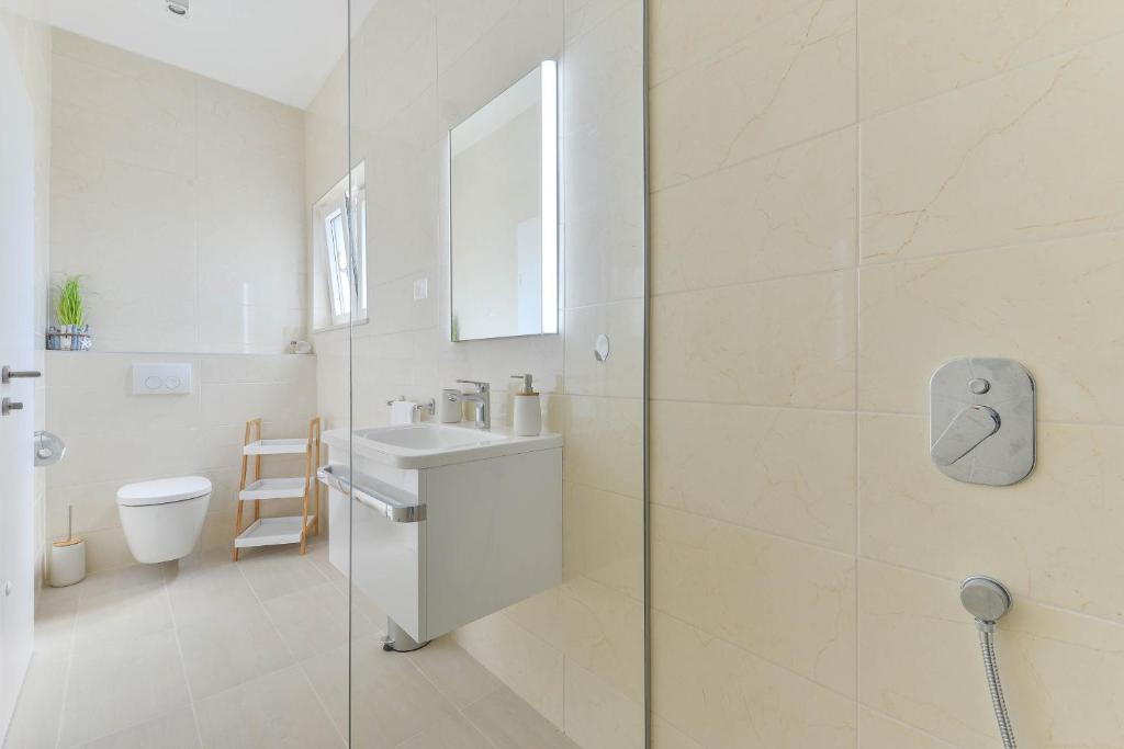 Koupelna v ubytování Luxury Villa Rita Regina with heated pool near the sea- by TA Leut Agency
