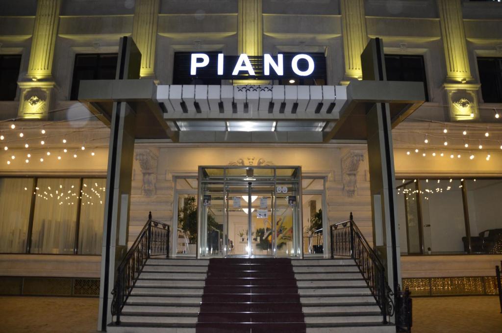 una entrada de hotel con un letrero que diga "plano" en Piano Hotel Baku, en Baku