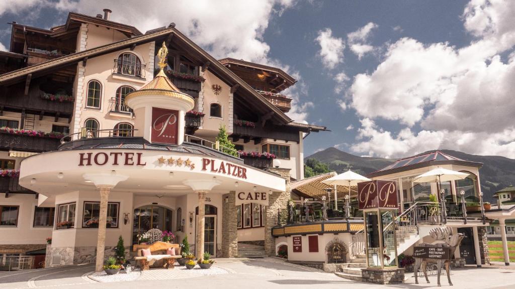 un hotel en las montañas con un edificio en Hotel Platzer Superior, en Gerlos