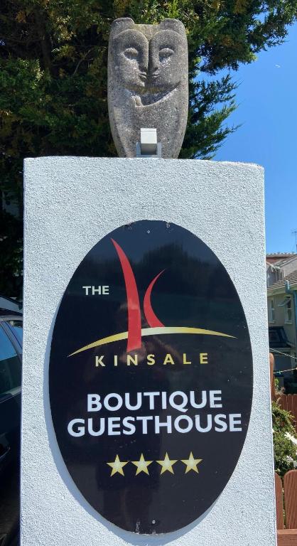 Majutusasutuses The K Kinsale olev sertifikaat, autasu, silt või muu dokument