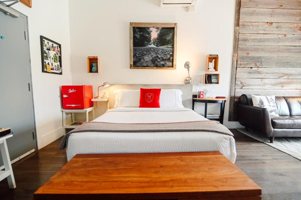 Postel nebo postele na pokoji v ubytování Edison's Inn