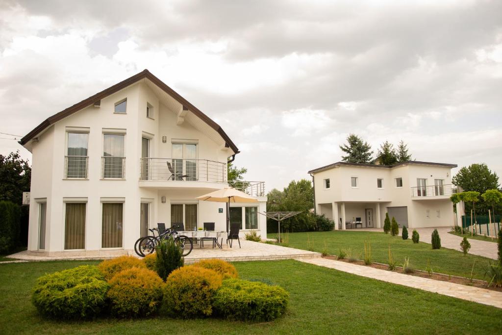 ein großes weißes Haus mit einem Hof in der Unterkunft Villa Amela in Ilidža