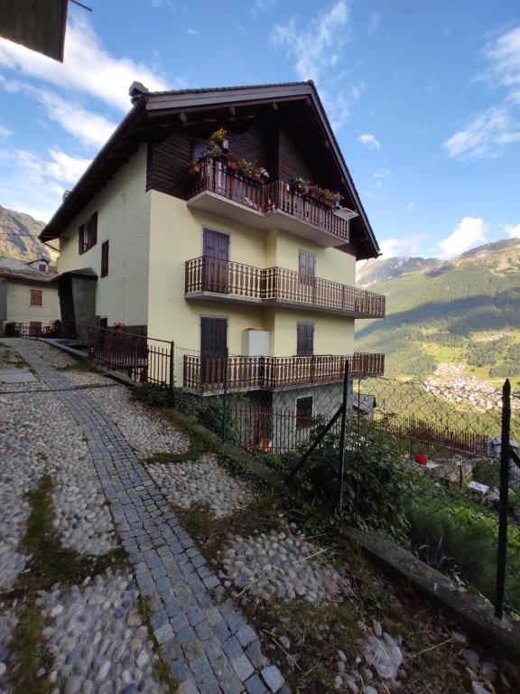 a house with a balcony on a hill at Ca' del bau in Chiesa in Valmalenco