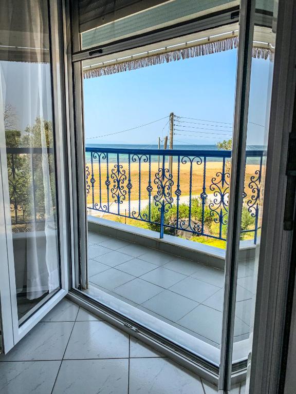 Balkón nebo terasa v ubytování Galinis' Sea Front Studios