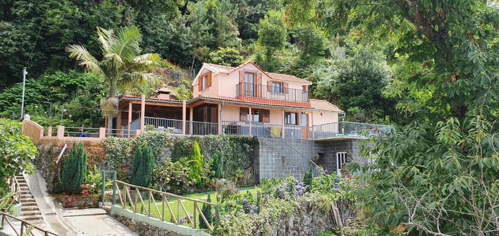 uma casa no lado de uma colina em Fantatic Holiday House em Ponta Delgada
