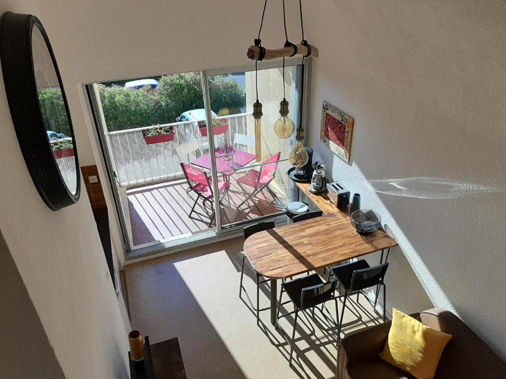 vista sul soffitto di una cucina con tavolo e sedie di Entre port et village a Gruissan