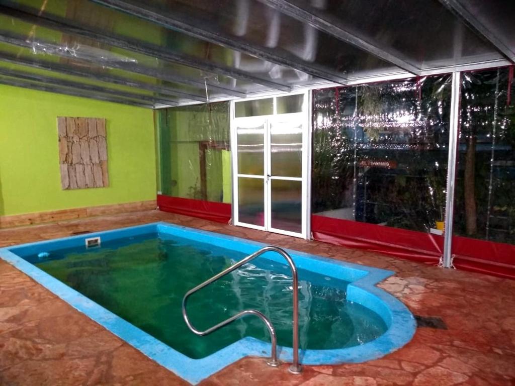 a jacuzzi tub in a room with green walls at Hotel Brisas Marinas in San Clemente del Tuyú