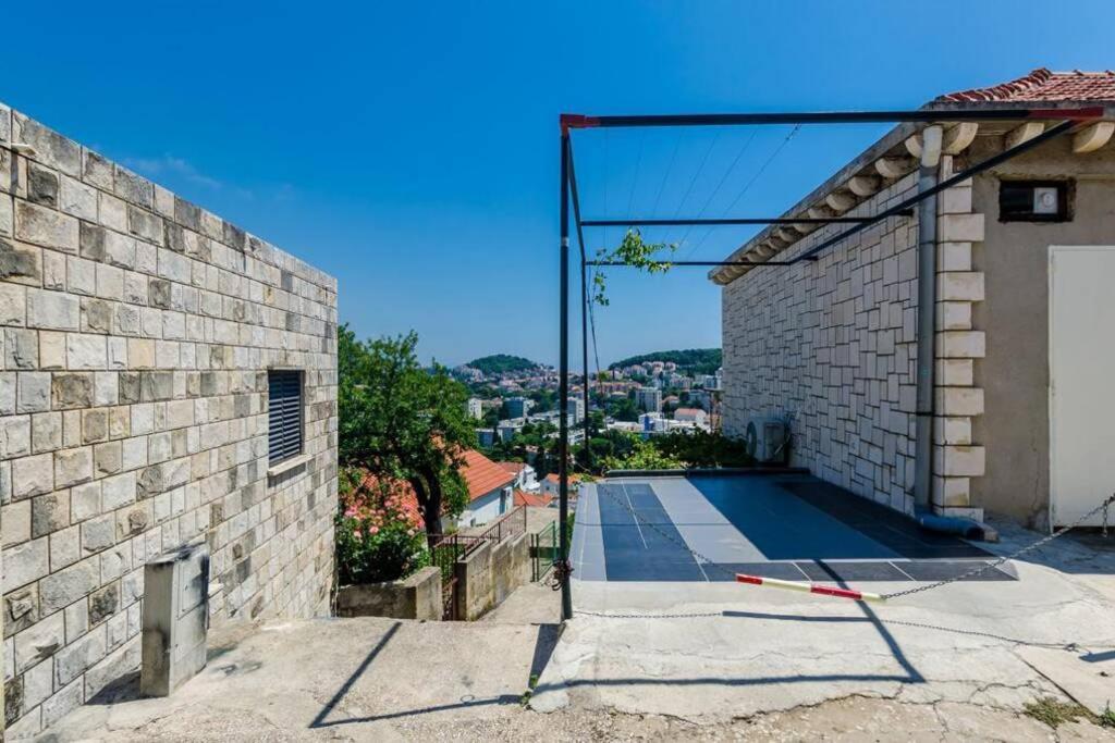 Budova, v ktorej sa apartmán nachádza