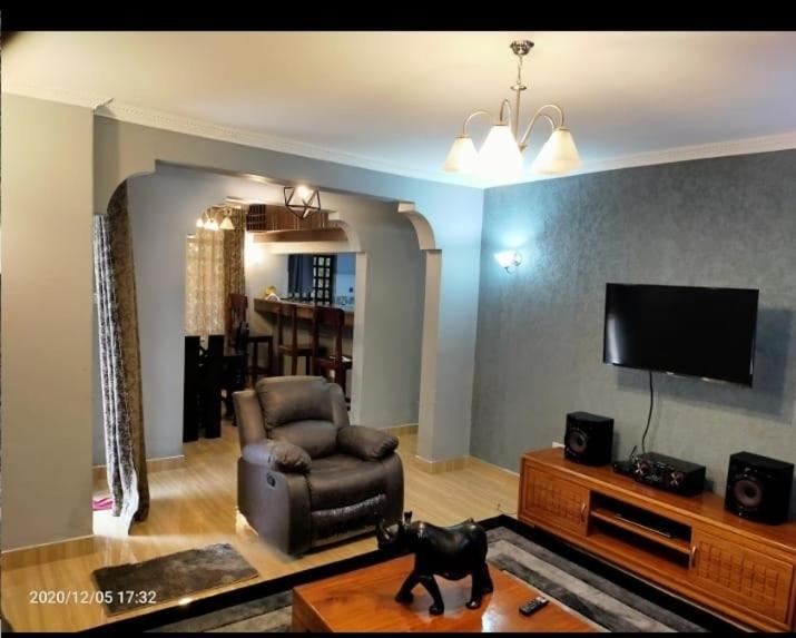 TV a/nebo společenská místnost v ubytování Aryana Furnished Apartment