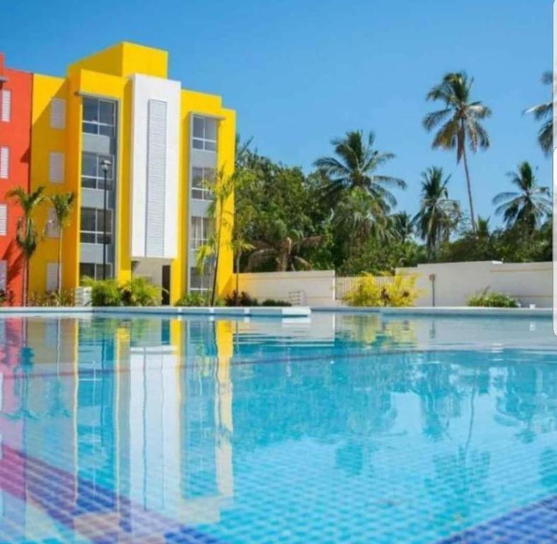 una gran piscina frente a un edificio en El Arrecife: Apartamento con alberca a 10 minutos de la playa, en Acapulco