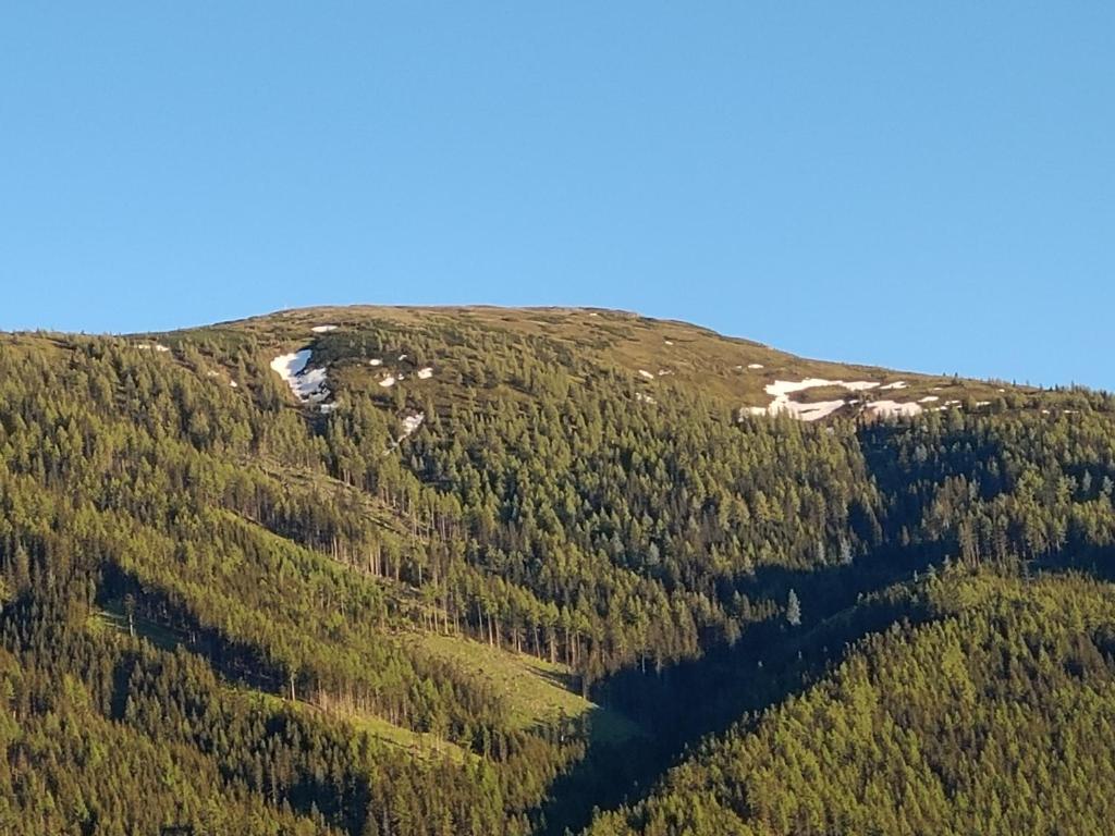 A general mountain view or a mountain view taken from Az apartmant