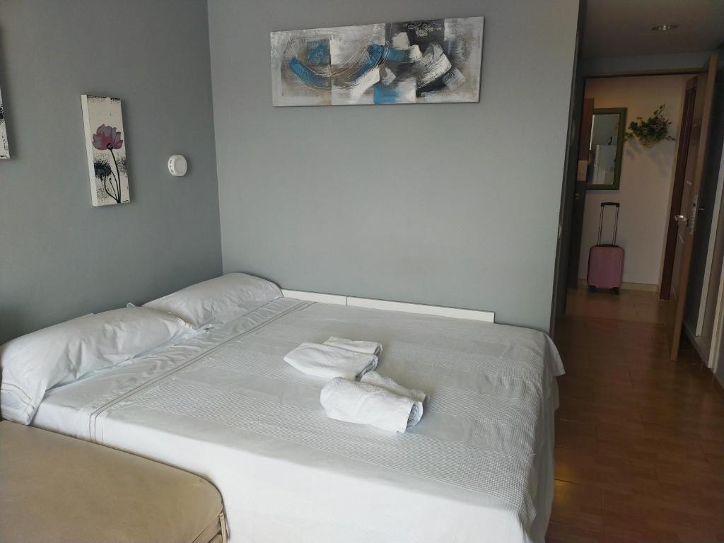 מיטה או מיטות בחדר ב-Benalmadena ,apartamento-Estudio primera Línea de Playa