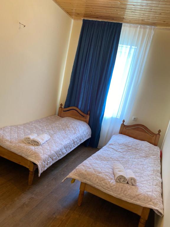 Postel nebo postele na pokoji v ubytování IURI udesiani's GUESTHOUSE