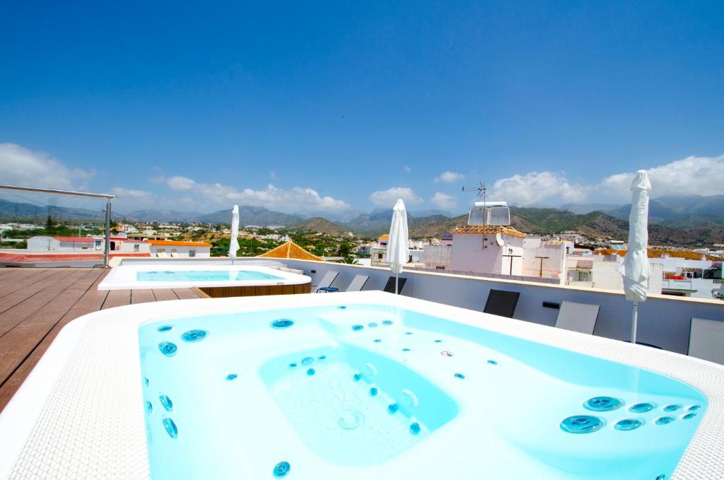 Bazén v ubytování NERJA-CENTRO-JACUZZI- MIRADOR DE LA ERMITA- Adults Recommended nebo v jeho okolí