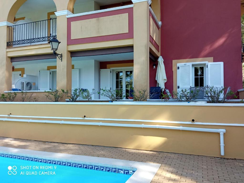 Basen w obiekcie Apartamento T2, Urbanização Golf, Isla Canela lub w pobliżu