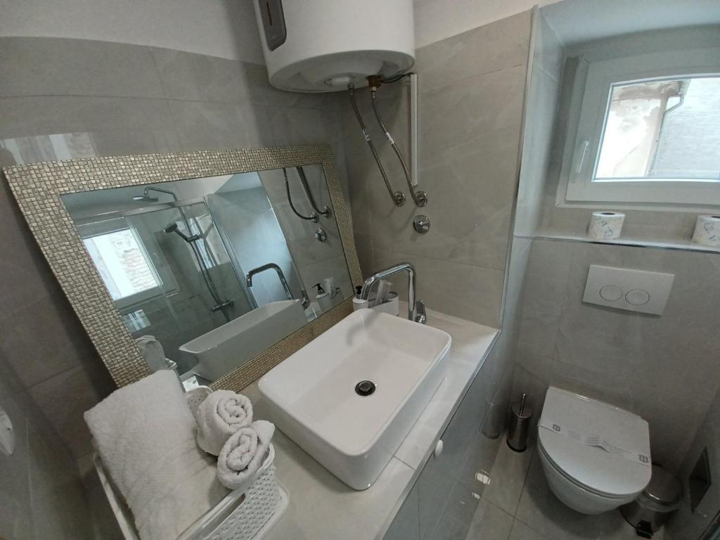 Ένα μπάνιο στο IN the CENTAR APARTMENT