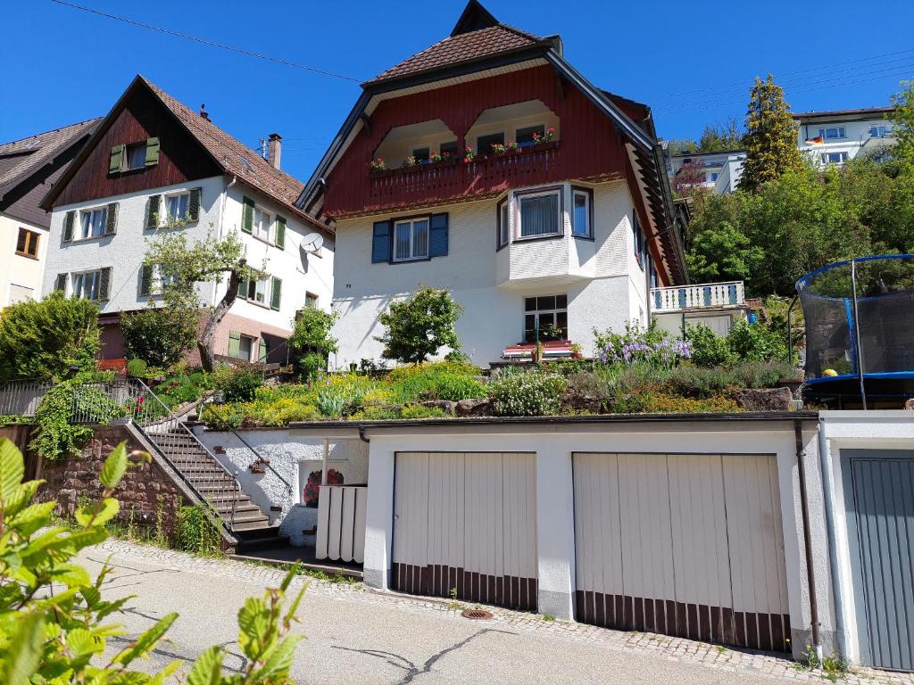 uma casa com duas portas de garagem em frente em Ferienwohnung U73 em Lauterbach