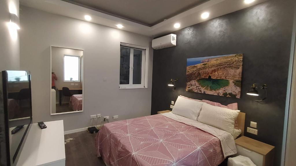 Postel nebo postele na pokoji v ubytování Cosy Albert's Seaside Suites (Sliema)
