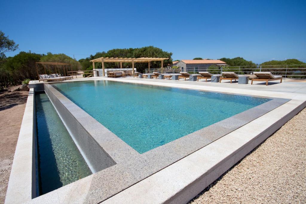 Bazén v ubytovaní Borgo Lianti case vacanza Sardegna alebo v jeho blízkosti