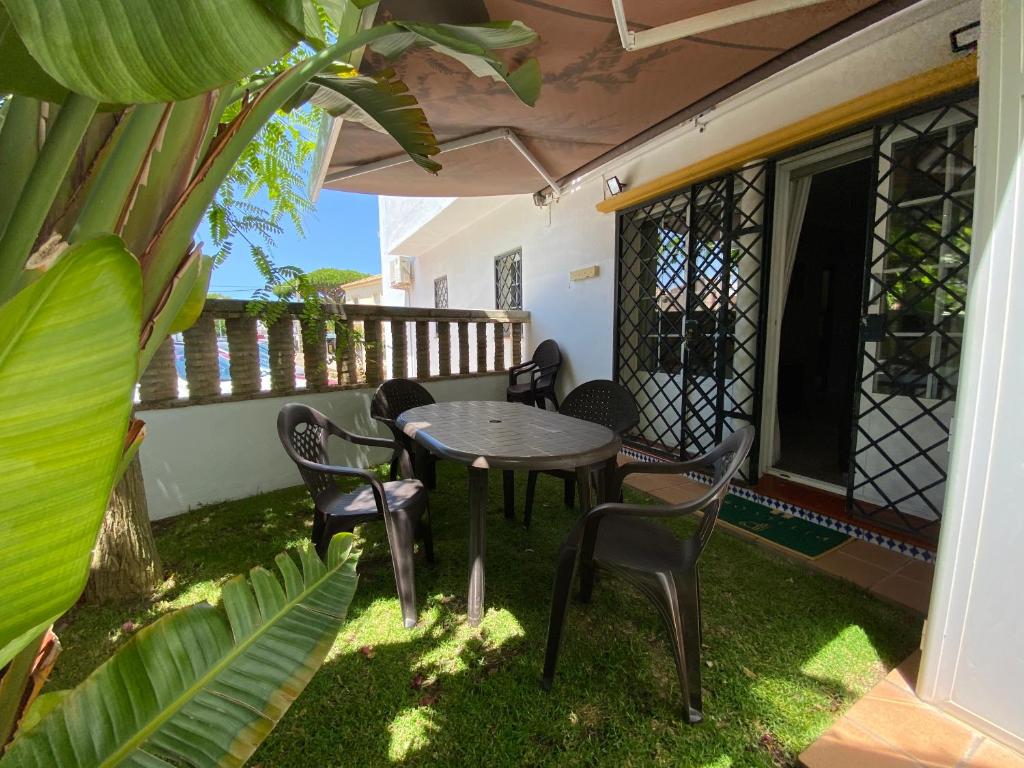 patio con mesa y sillas en el balcón en Apartamento Vip la Barrosa, en Chiclana de la Frontera