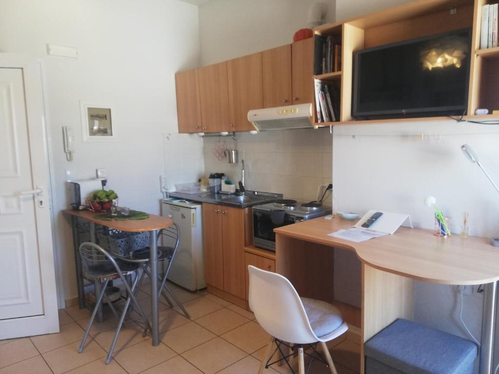 małą kuchnię ze stołem i krzesłami w pokoju w obiekcie Maria's Studio No2 in Heraklion w Heraklionie