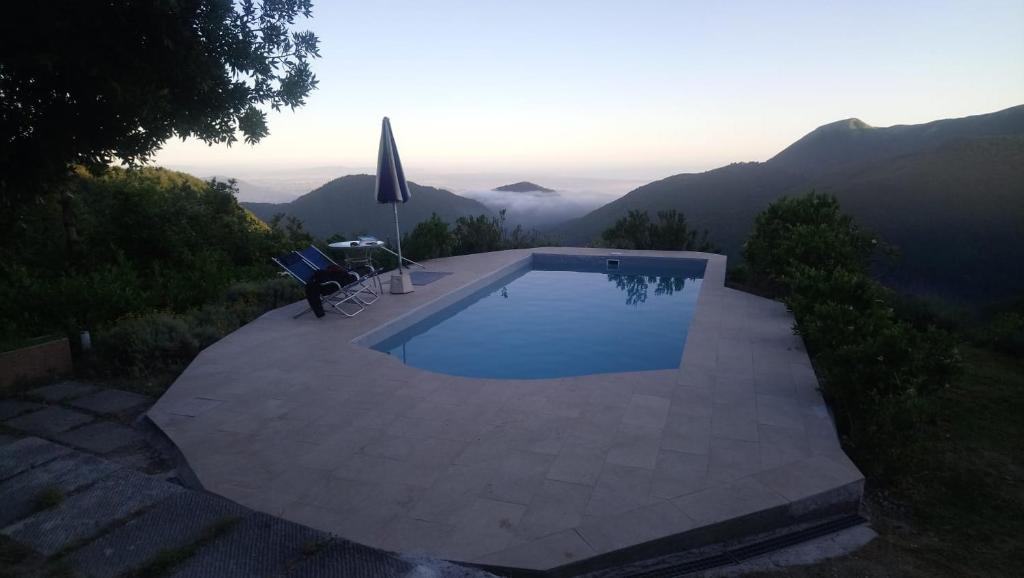 - une piscine avec vue sur les montagnes dans l'établissement casa beatrice, à Lucese