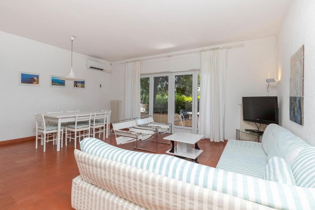 salon z kanapą i stołem w obiekcie Apartament Kormorano w mieście Malcesine