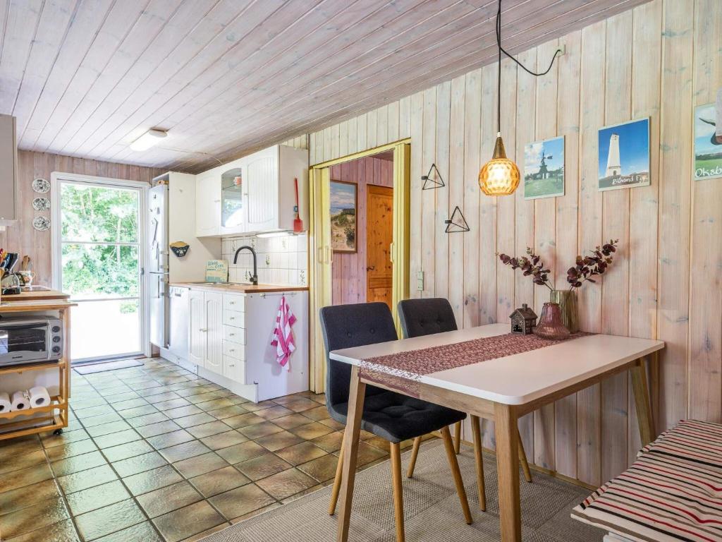 Kuchyň nebo kuchyňský kout v ubytování Holiday home Oksbøl LXXIII