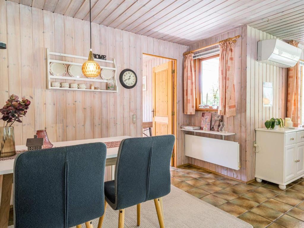 Kuchyň nebo kuchyňský kout v ubytování Holiday home Oksbøl LXXIII