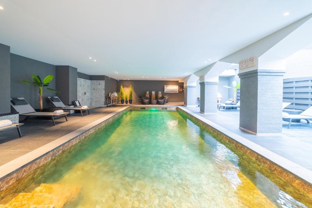 - une piscine à débordement dans une chambre d'hôtel avec piscine dans l'établissement Grand Hotel Normandy by CW Hotel Collection, à Bruges