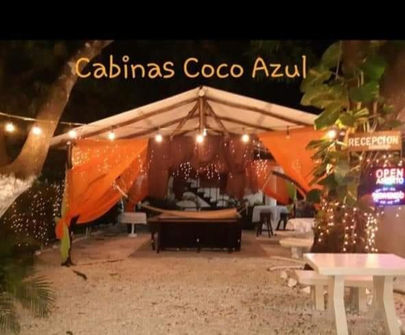 orangefarbenes Zelt mit einem Tisch und Stühlen in der Unterkunft Cabinas coco azul Guanacaste in Guanacaste