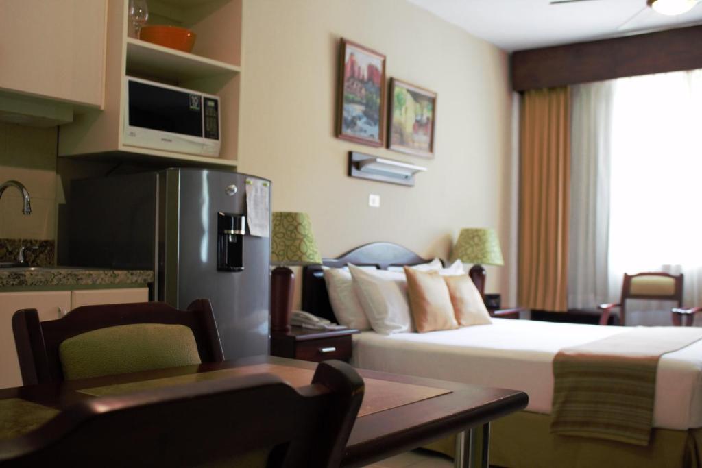 Kuchyň nebo kuchyňský kout v ubytování La Sabana Hotel Suites Apartments