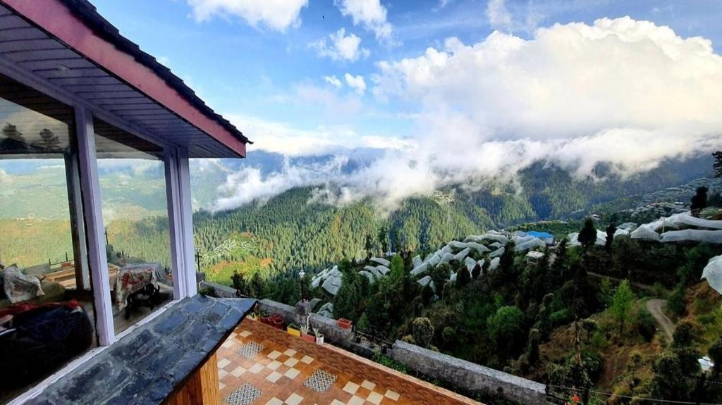 um quarto com vista para uma montanha em Majestic Himalayan homestay em Narkanda
