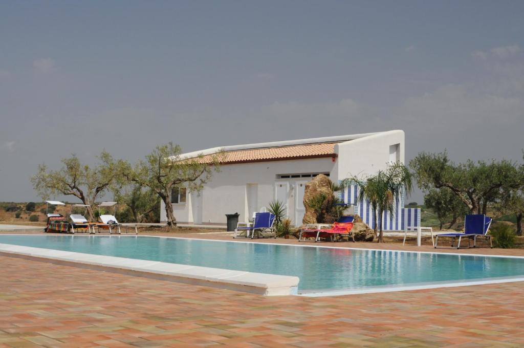 una piscina di fronte a una casa di Agriturismo Dimina a Marinella di Selinunte