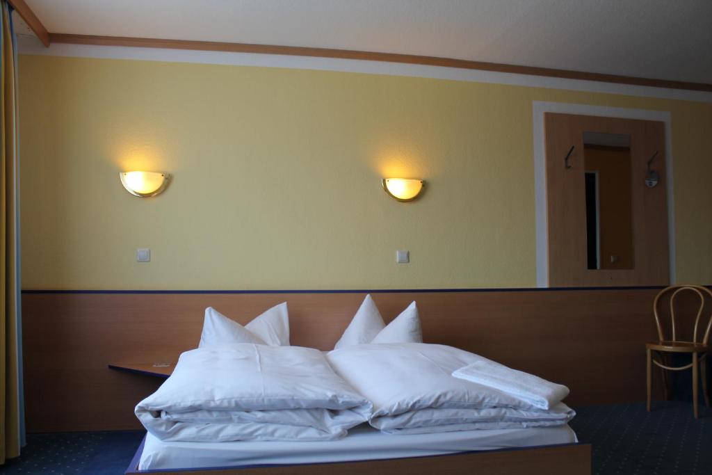 Postel nebo postele na pokoji v ubytování Sleep & Go Hotel Magdeburg