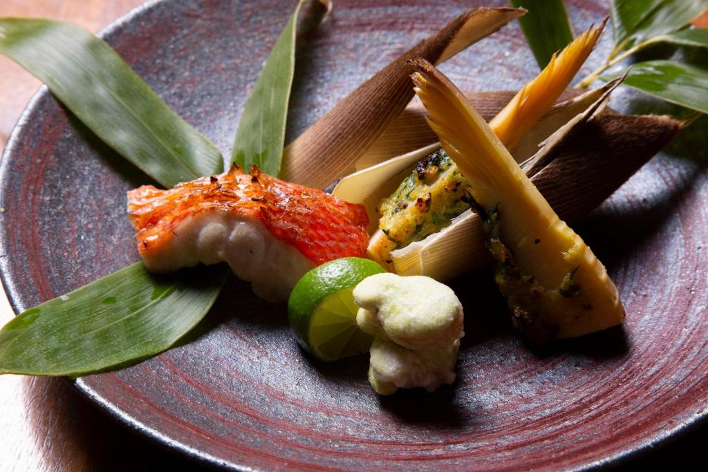 ホテルの敷地内または近くでの食事または食べ物