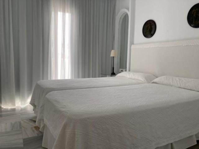 A bed or beds in a room at Hotel Suites Albayzin Del Mar