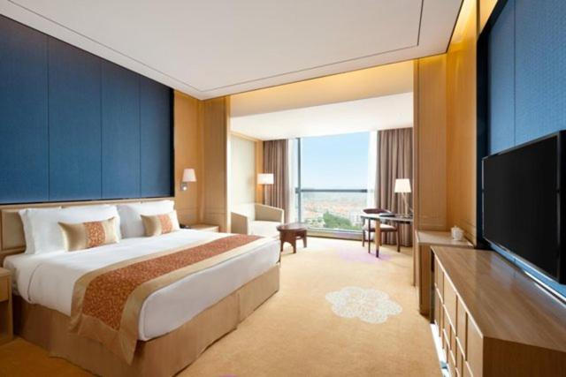 Postel nebo postele na pokoji v ubytování Ramada Foshan Nanhai