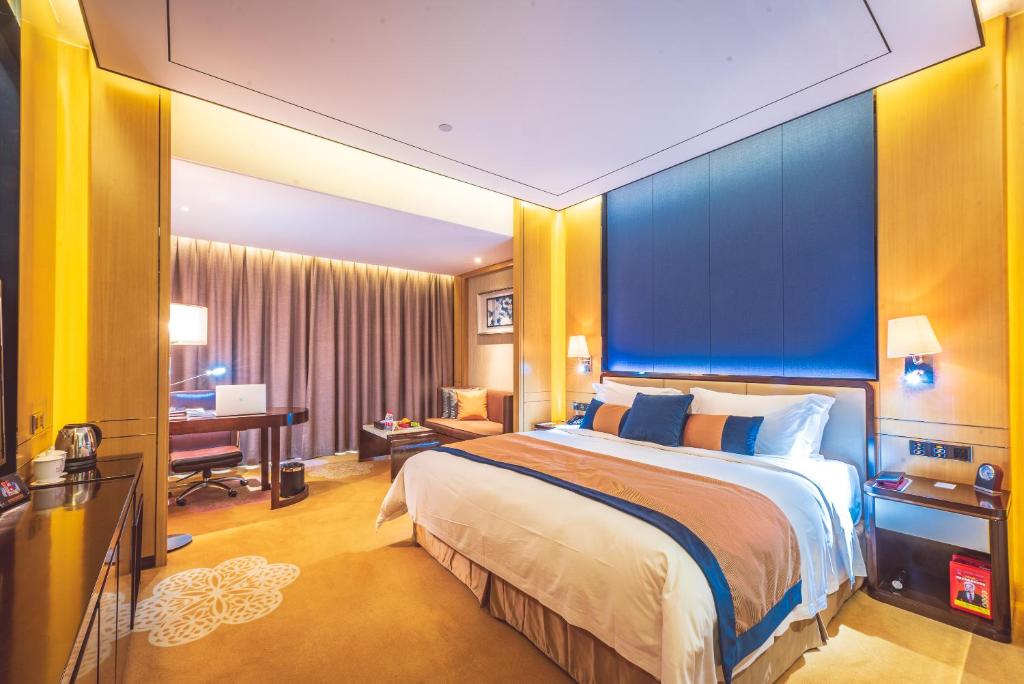 Postel nebo postele na pokoji v ubytování Ramada Foshan Nanhai