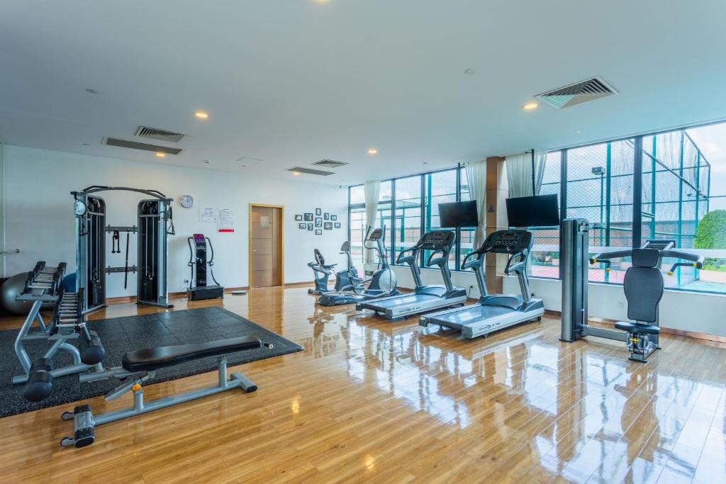 Fitness centrum a/nebo fitness zařízení v ubytování Ramada Foshan Nanhai