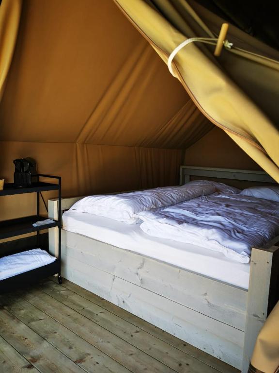 Postel nebo postele na pokoji v ubytování Nomad Knokke