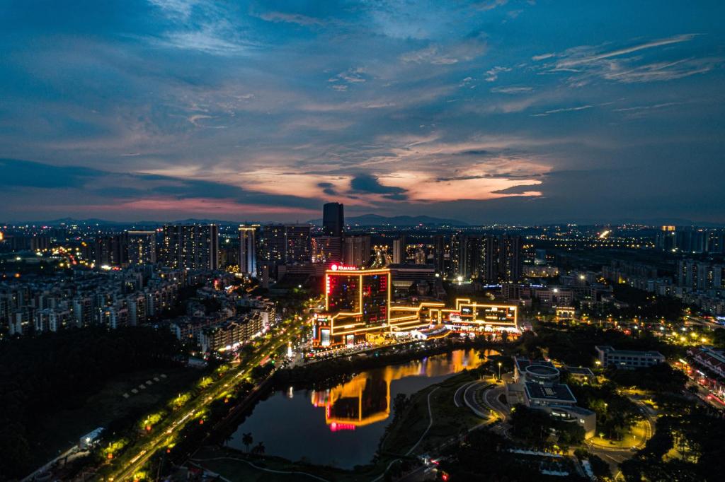 Letecký snímek ubytování Ramada Foshan Nanhai