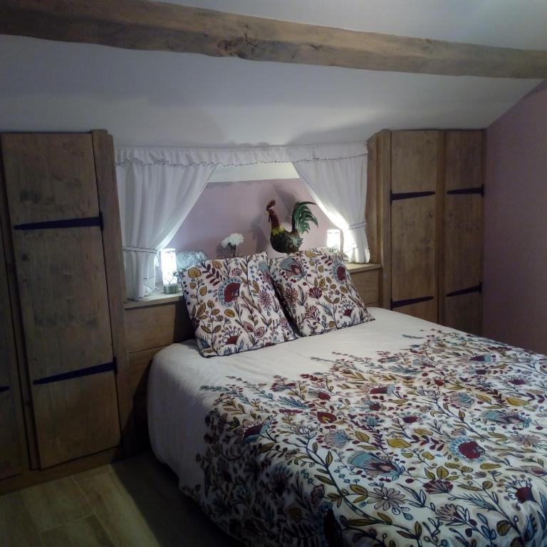 Postel nebo postele na pokoji v ubytování L'Anagramme, chambres, table d'hôtes et gîte pour adultes, naturistes ou non !