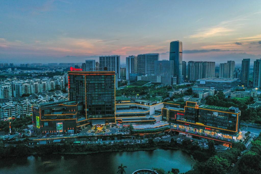 una vista aerea di una città di notte di Ramada Foshan Nanhai a Nanhai