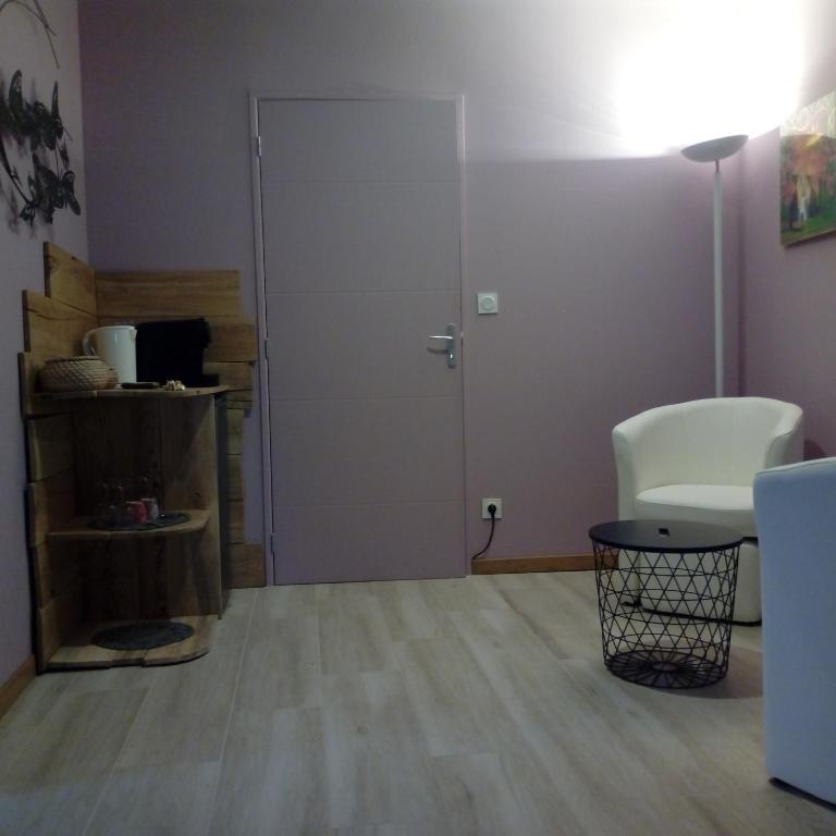 Posezení v ubytování L'Anagramme, chambres, table d'hôtes et gîte pour adultes, naturistes ou non !